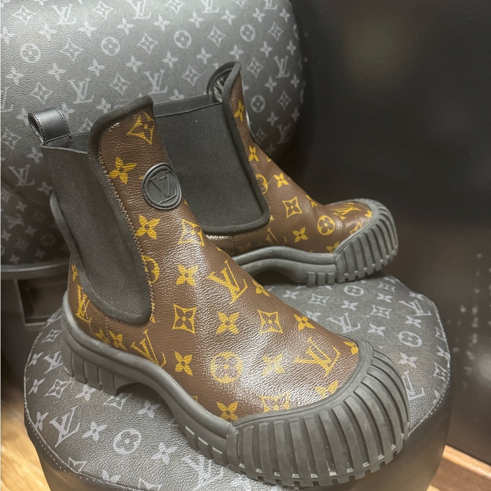 Louis Vuitton Brown and Black Monogram Chelsea Boots size 38